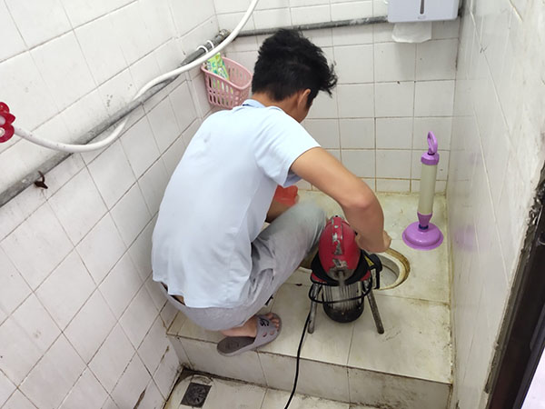 广元管道堵塞冒臭气 专业师傅现场解决问题